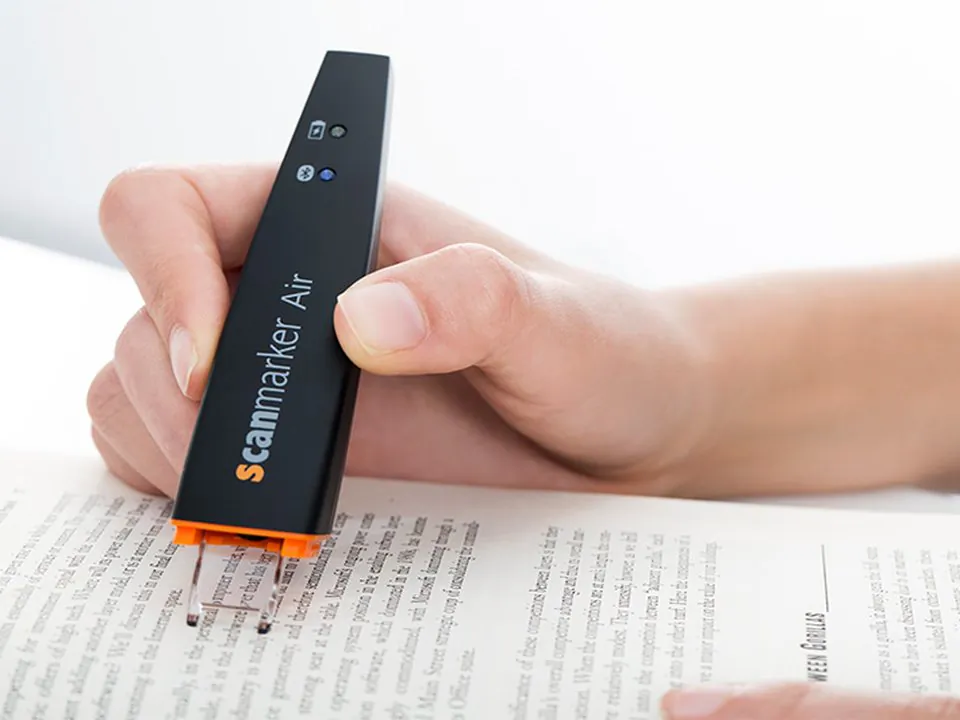 Scanmarker Air pen scanner reading a line of text